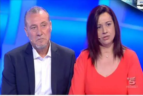 Dice "Crepa" alla figliastra: sul web parte il linciaggio