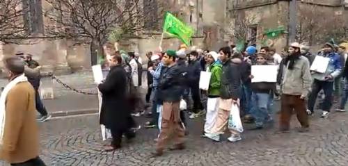 Bolzano, islamici sfilano davanti al duomo inneggiando ad Allah