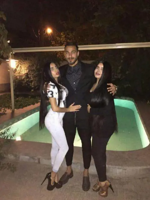 Posta una foto con due donne: portiere iraniano finisce in cella