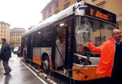 Ubriachi e violenti: conducente minacciato da una gang 