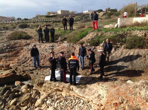 Migranti, orrore sulle coste pugliesi: scafisti gettano donne in mare