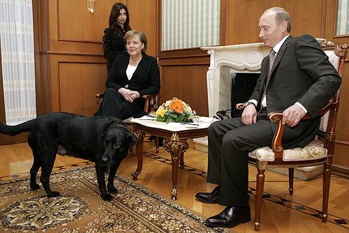 Putin: "Non volevo spaventare Merkel con il mio labrador"
