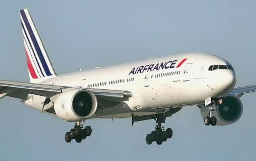 Aereo Air France in difficoltà scarica serbatoi su foresta protetta 