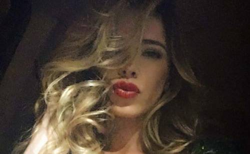 Aida Yespica, il seno esplode su Instagram