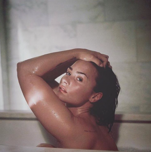 Demi Lovato ritrova se stessa nella nudità