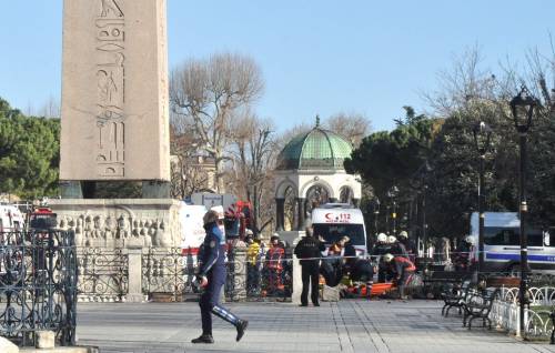 Istanbul, kamikaze dell'Isis si fa saltare in aria: 10 morti
