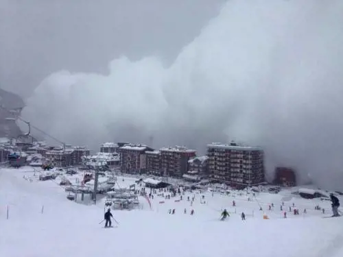 Valanga su Cervinia. La neve avvolge il paese
