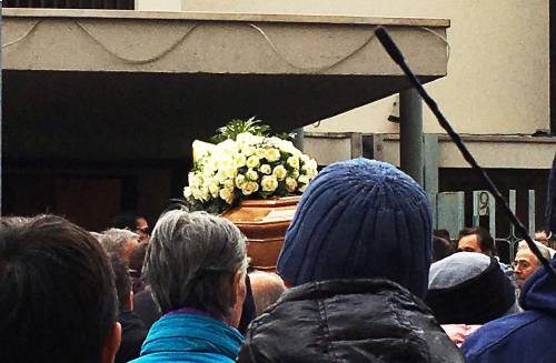 Un momento dei funerali di Angela Nesta, morta durante il parto della figlia Elisa, all'ospedale Sant'Anna di Torino