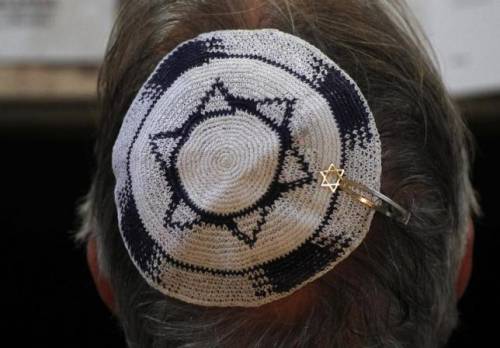 Francia, paura tra gli ebrei: "Non indossate più la kippah"