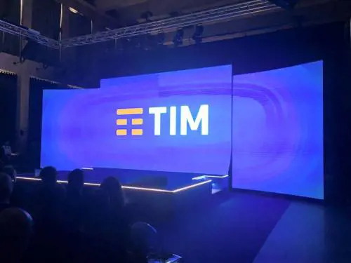 Tim svela il nuovo logo e prepara "cambio epocale"
