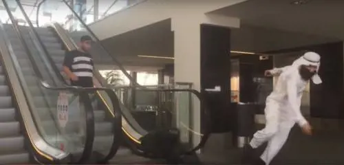 Lo scherzo del musulmano che lancia un finto pacco bomba