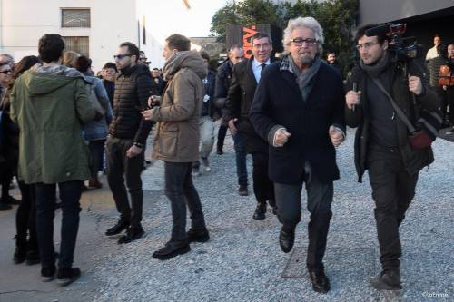 Grillo fugge dai cronisti con auto di un passante