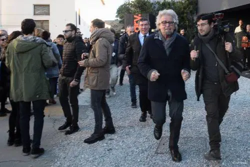 "Basta coi grillini", Beppe torna a fare soldi