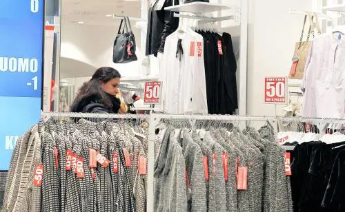 Molestare le commesse nei centri commerciali: il trend post-Colonia