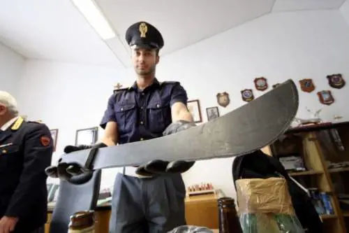 Gli dà bicarbonato al posto della coca. E il clandestino gli stupra la ragazza