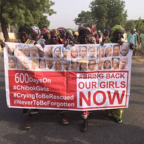Come le Madri di Plaza de Mayo le donne nigeriane manifestano per le studentesse rapite