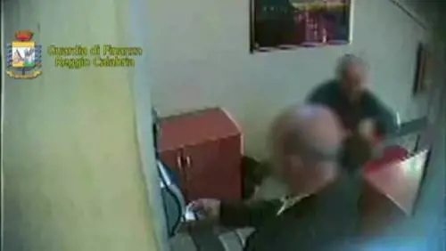 Scoperti nuovi casi di assenteismo: timbrano e poi vanno via