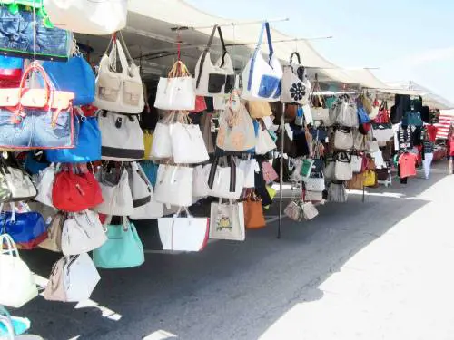 Confcommercio lancia l'allarme: "Spariscono i negozi, ci sono solo bancarelle"