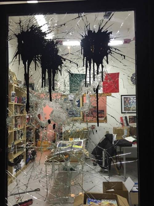 Antifascisti assaltano libreria di Casapound: ragazza picchiata con una spranga