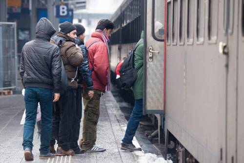 Immigrati molestano i clienti del bar, lei espone il cartello "vietato l'ingresso ai richiedenti asilo"