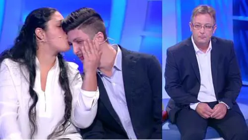 Moglie caccia il marito di casa. Augurava morte al figlio gay