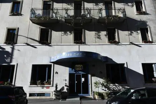 Si lancia dal sesto piano: ragazzo salvo per miracolo