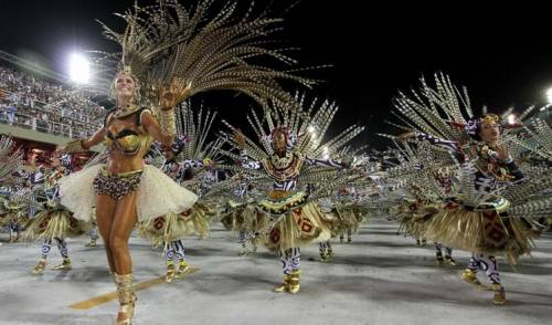 Il "giapponese" della polizia è la star del carnevale di Rio