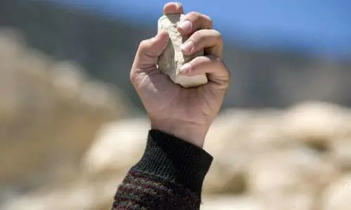 Siria, l'Isis incita bimbi a lapidare due adulteri
