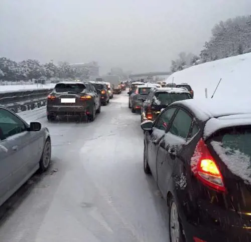Nevica sulla Salerno-Reggio. Bloccati per ore, poi i soccorsi