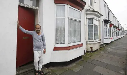 Porte rosse per marchiare le case dei rifugiati