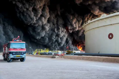 Fiamme al porto di Es Sider,a Ras Lanuf
