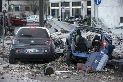Roma, crollano tre piani di un palazzo