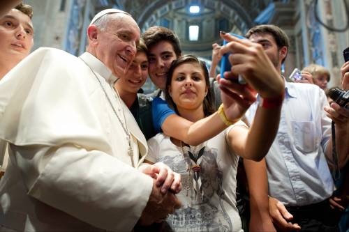 E il Papa benedice i social network. "La comunicazione è dono di Dio"