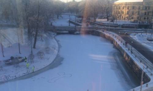 Svezia, un pene gigante sul fiume ghiacciato