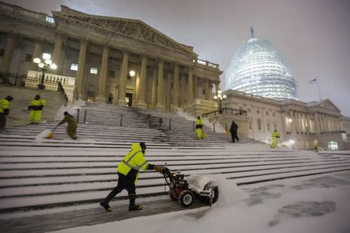 Gli Usa sepolti dalla tempesta di neve: 7mila voli cancellati e 10 morti