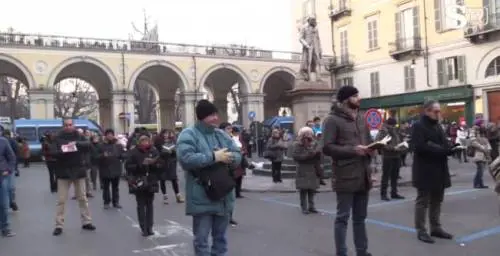 Sentinelle insultate e aggredite: così gli incivili chiedono diritti "civili"