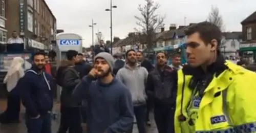 Insulti, minacce, lancio di uova: islamici contro corteo cristiano in Inghilterra