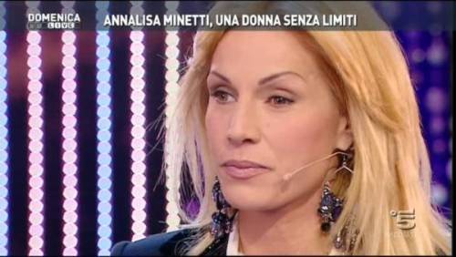 Annalisa Minetti: "Sto perdendo la vista ma in futuro potrò operarmi"