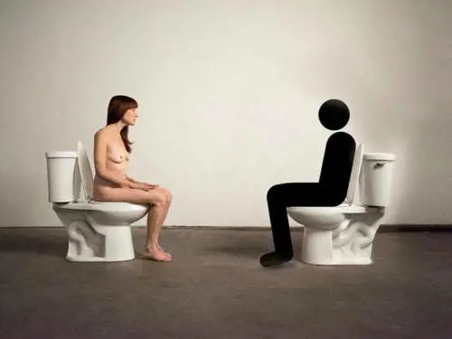 Nuda sul WC per protesta contro Marina Abramović