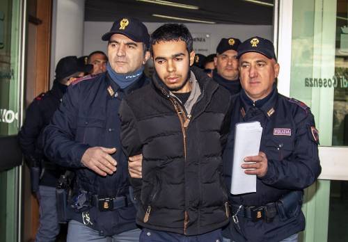 Il marocchino Hamil Mehdi scortato in carcere dagli agenti dell'antiterrorismo