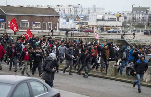 Weekend di follia a Calais: i migranti devastano il porto e occupano i traghetti