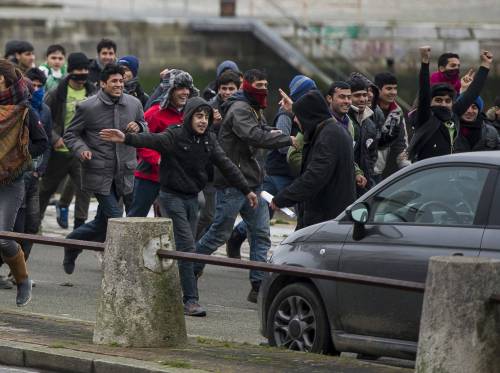 Calais, la rivolta dei migranti