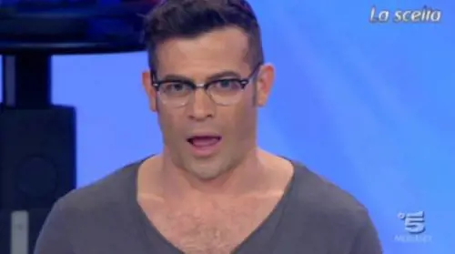 Gianni Sperti a sorpresa: "Adozioni anche  per le coppie gay"