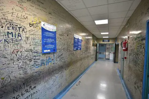 La nascita di un bebè? A Roma è un buon motivo per imbrattare gli ospedali