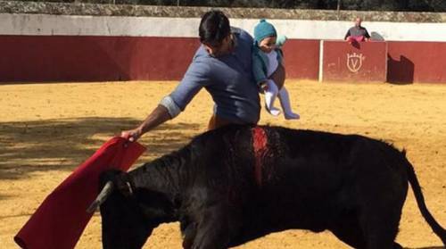 Il torero Francisco Rivera con la figlia alla corrida