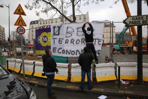 Guerriglia a Parigi contro Uber