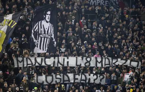 Lo striscione anti-Mancini: "Cosa fai l'8 marzo?"