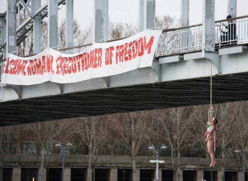 Femen, donna "impiccata" contro Rohani