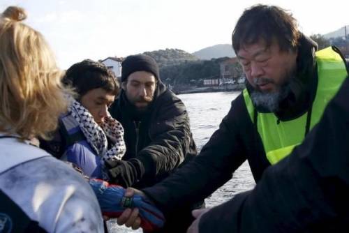L'artista cinese Ai Weiwei sull'isola di Lesbo mentre incontra alcuni migranti