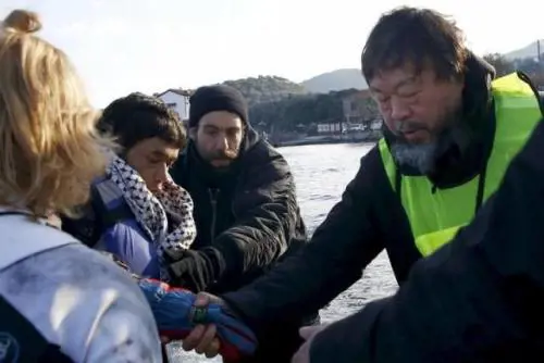L'artista cinese Ai Weiwei sull'isola di Lesbo mentre incontra alcuni migranti